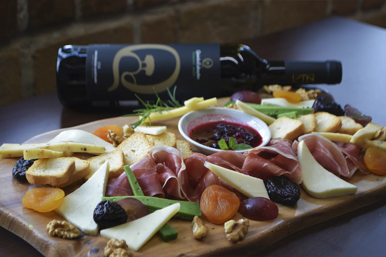 Tábua de queijos e presunto com Vinho na esplanada coberta com vista sobre o Funchal
