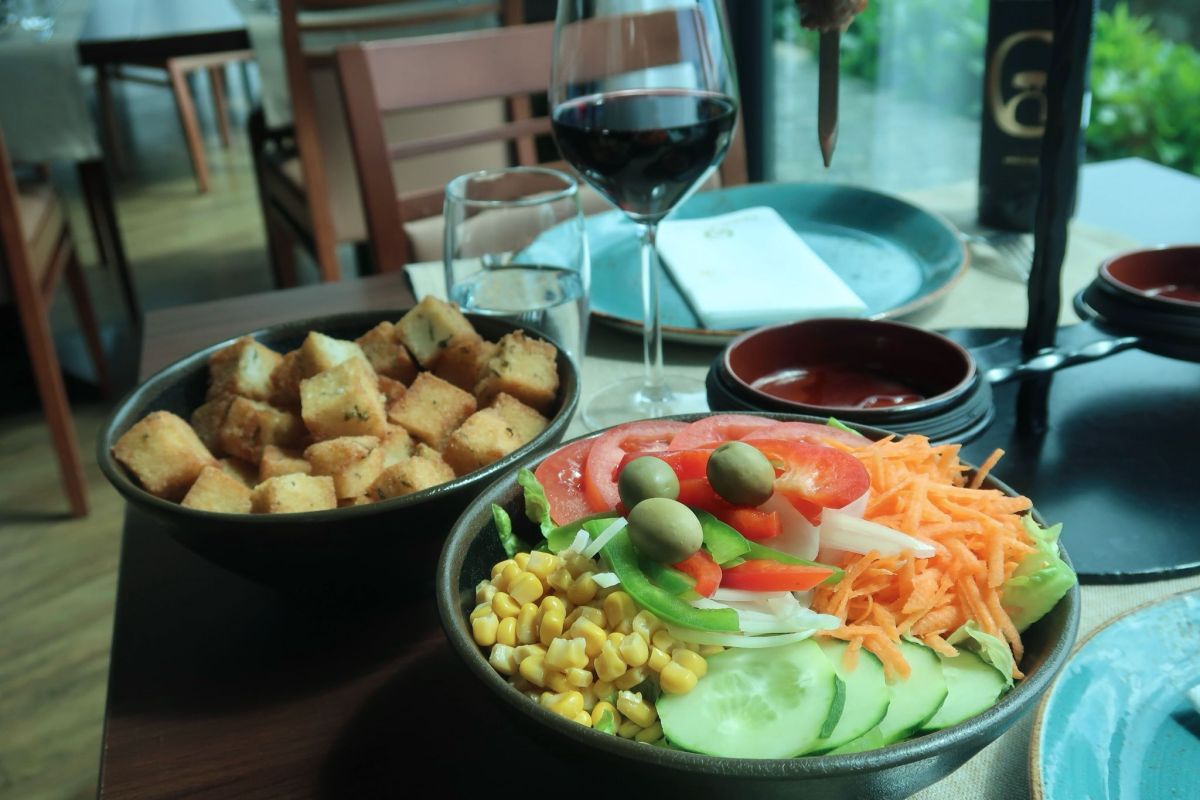 milho frito crocante e salada fresca