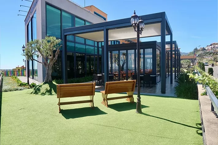 Esplanada coberta com vista sobre o Funchal